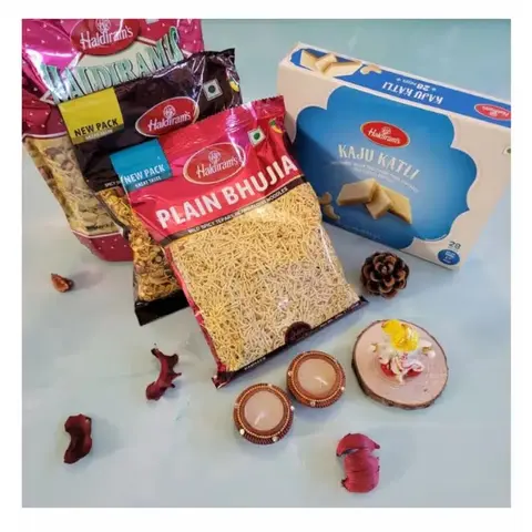 Ganesha Idol, Kaju Katli & Namkeen Combo