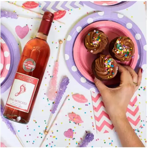 Moscato & 12 Cupcakes Date Night Gift