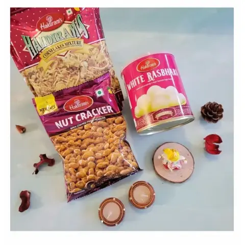 Ganpati Idol, Namkeen & Diyas Hamper