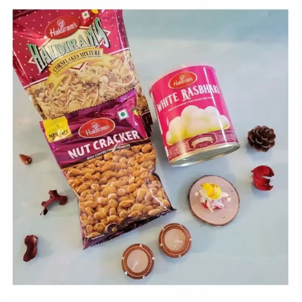 Ganpati Idol, Namkeen & Diyas Hamper