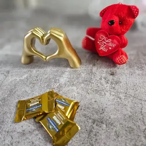 Teddy, Love Finger Statue & Chocolates